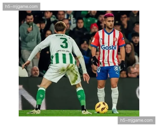 暖心一幕：对手球员抽筋，贝蒂斯队长瓜尔达多主动上前帮忙压腿