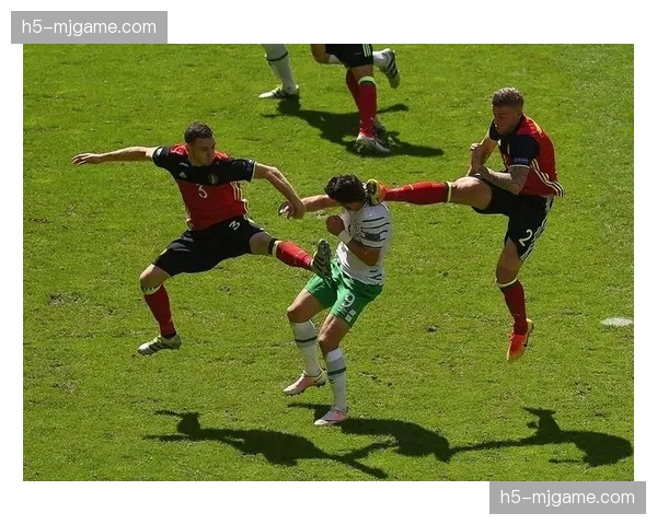 终场哨响，威尔士老将阿伦·温-琼斯在千禧球场与球迷挥别