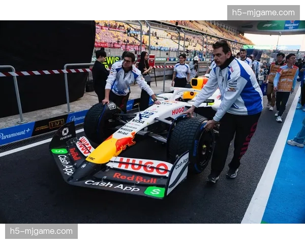 中国站安全车期间，多名车手同时进站引发维修区混乱